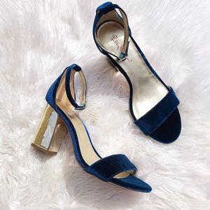 Lilly Pulitzer Blue Velvet Heel. Size 8